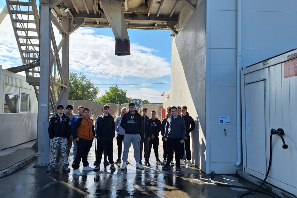 KÓSOS BURKOLÓK LÁTOGATÁSA A BETONGYÁRBAN